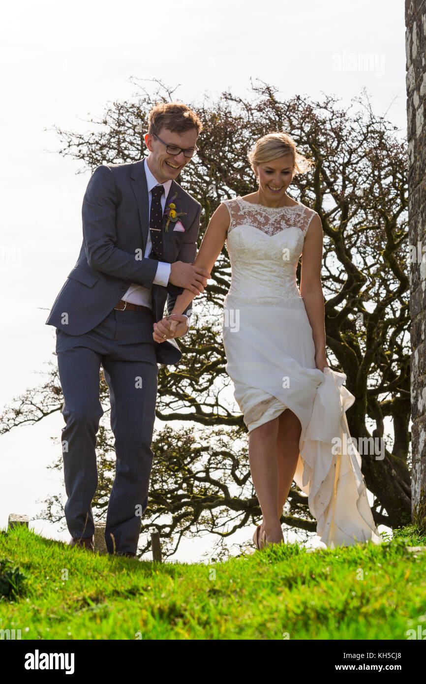 Sposa e lo sposo appena sposati in Chiesa di San Michele de Rupe, San Michele della roccia, a Brentor, Parco Nazionale di Dartmoor, Devon, Regno Unito nel mese di settembre Foto Stock