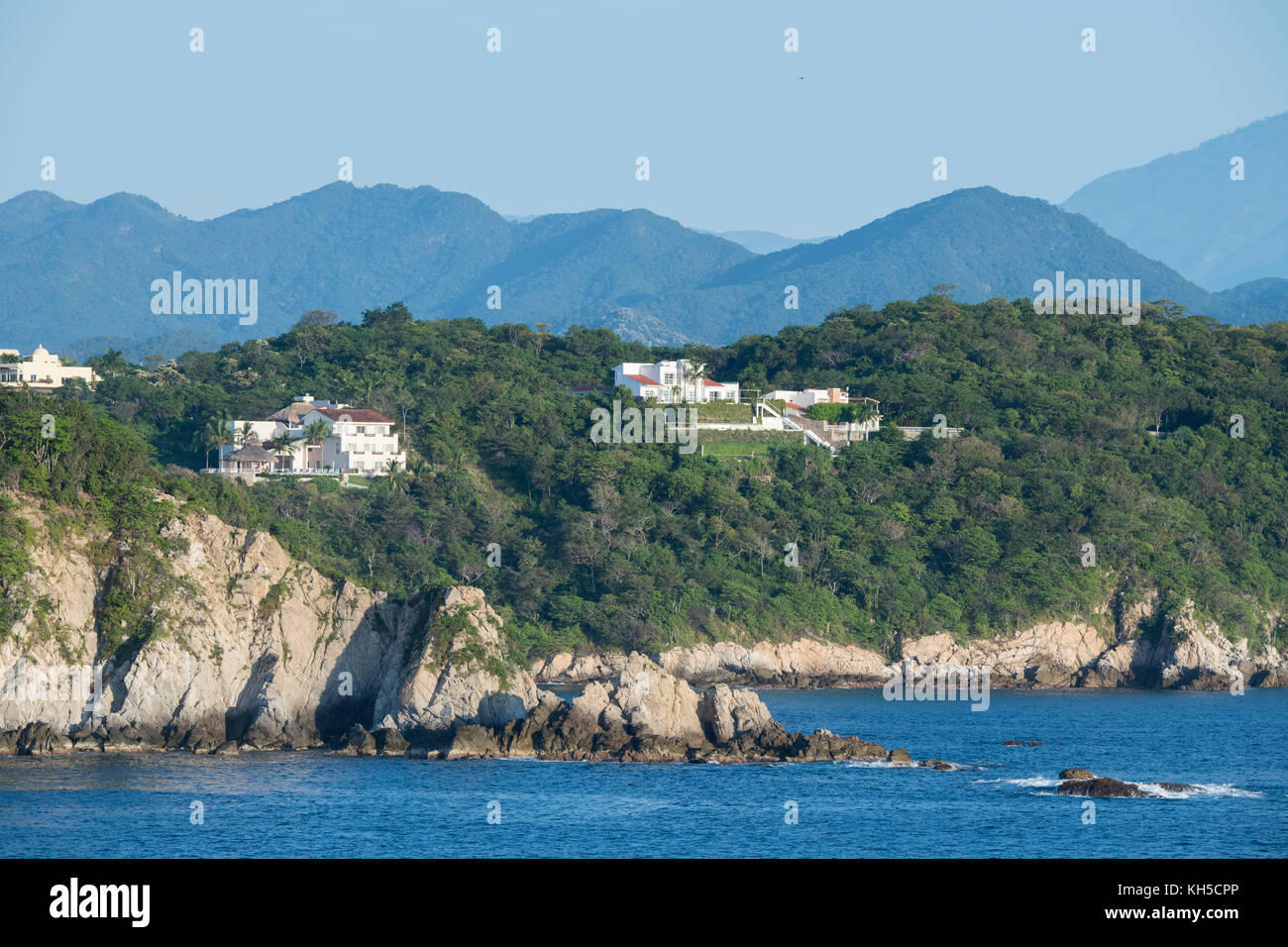 Messico, Stato di Oaxaca, Huatulco e Santa Cruz Bay View con Sierra Madre montagne in distanza. Foto Stock