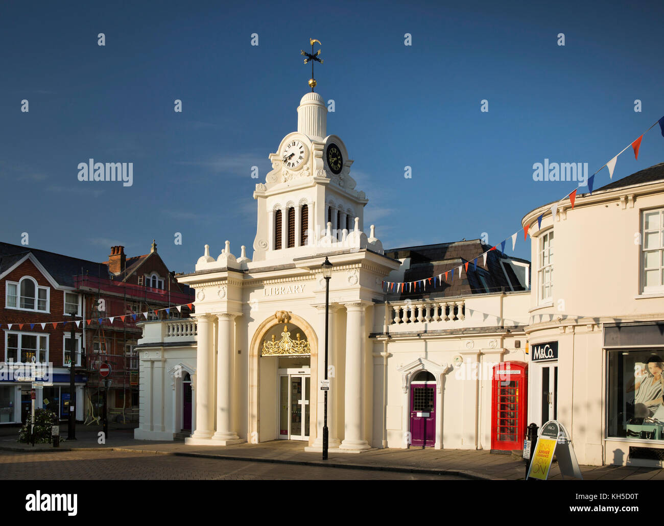 Regno Unito, Inghilterra, Essex, Saffron Walden, Piazza del Mercato, Biblioteca in Italianamente 1848 ex Corn Exchange building Foto Stock