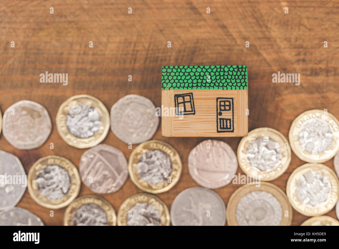 Modello di casa con monete. home concetto di finanza Foto Stock