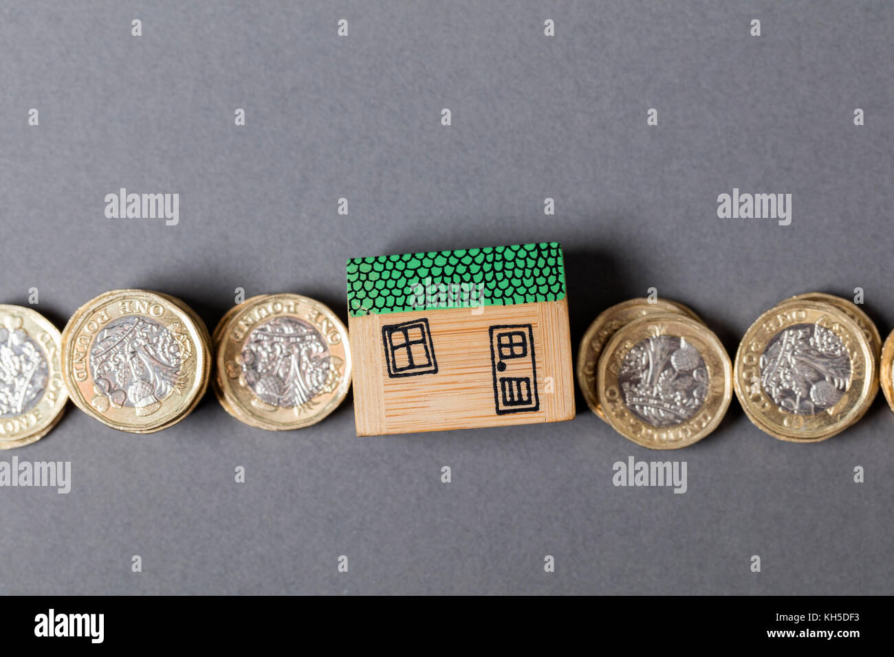 Modello di casa con monete. home concetto di finanza Foto Stock