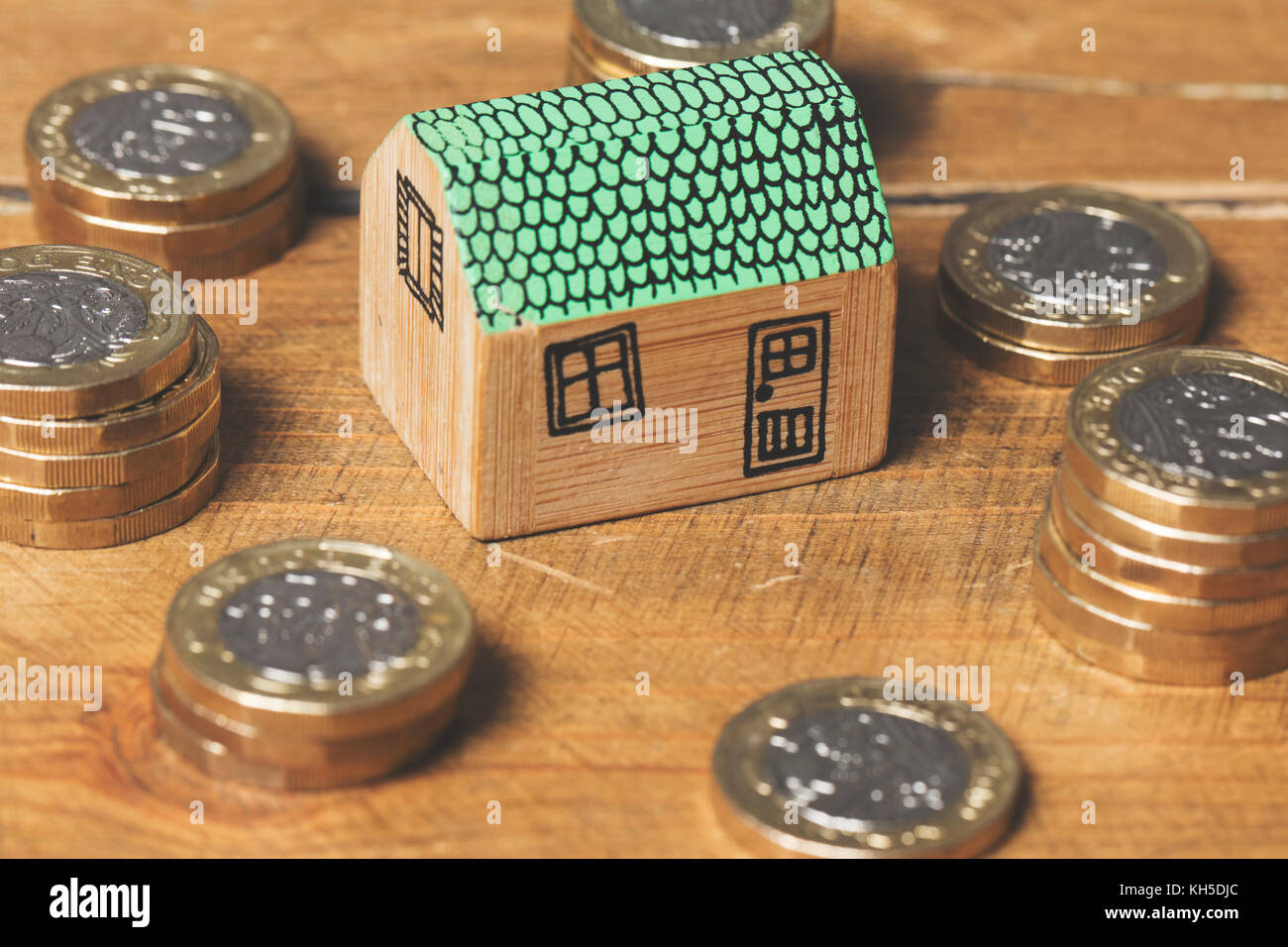 Modello di casa con monete. home concetto di finanza Foto Stock