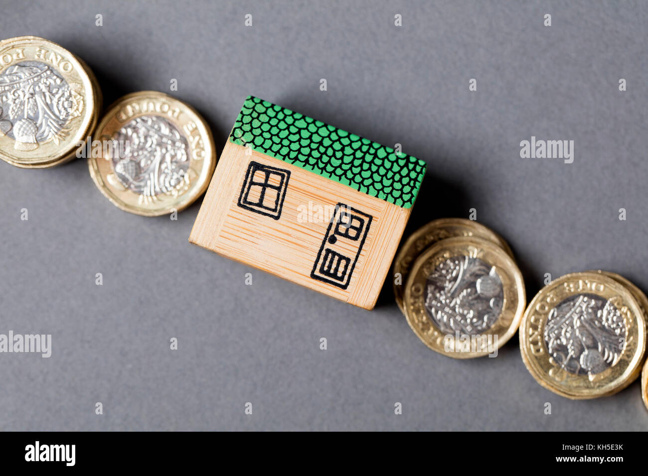 Modello di casa con monete. home concetto di finanza Foto Stock