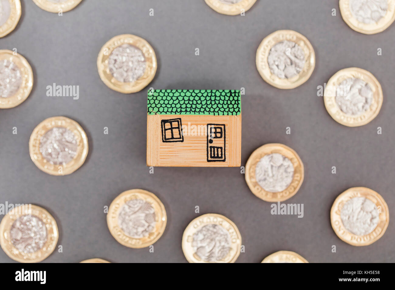 Modello di casa con monete. home concetto di finanza Foto Stock