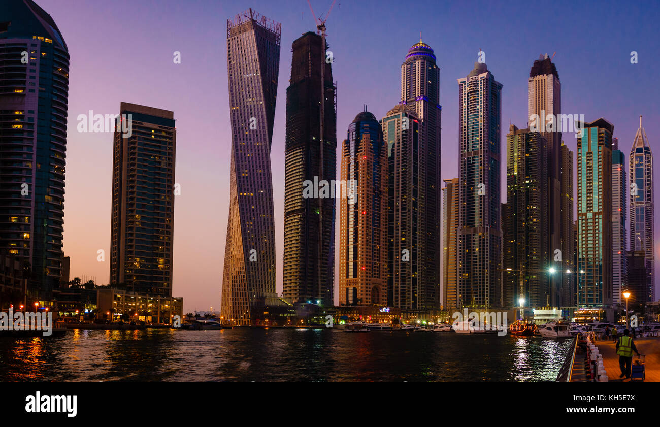 Vista panoramica della Marina di Dubai negli Emirati arabi uniti di notte Foto Stock