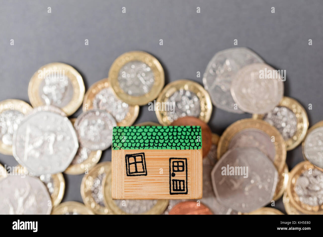 Modello di casa con monete. home concetto di finanza Foto Stock