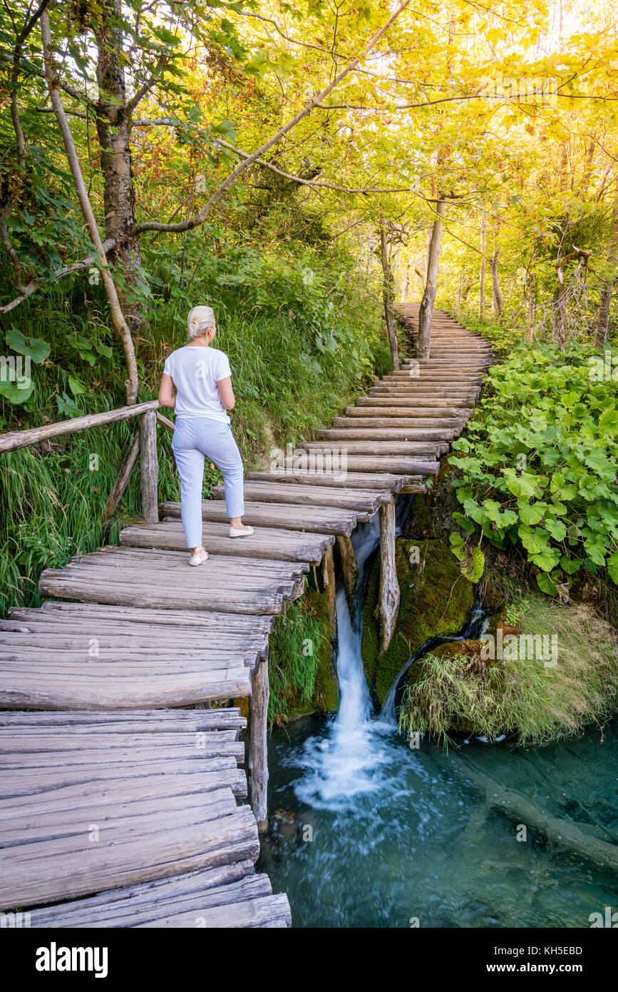 La donna è escursionismo su una passerella trail nel parco nazionale dei laghi di Plitvice, Croazia Foto Stock