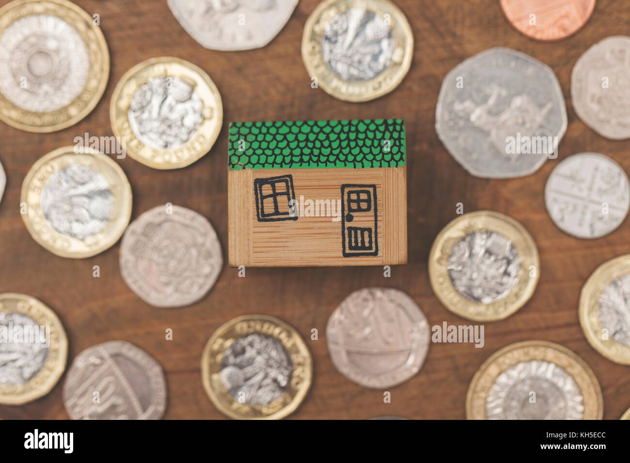 Modello di casa con monete. home concetto di finanza Foto Stock