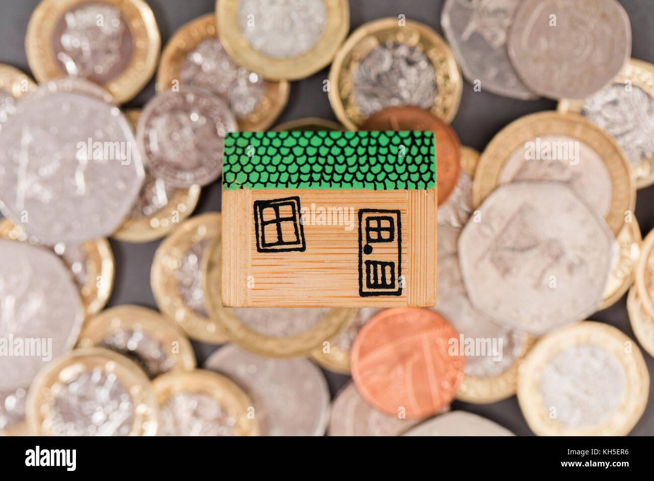 Modello di casa con monete. home concetto di finanza Foto Stock