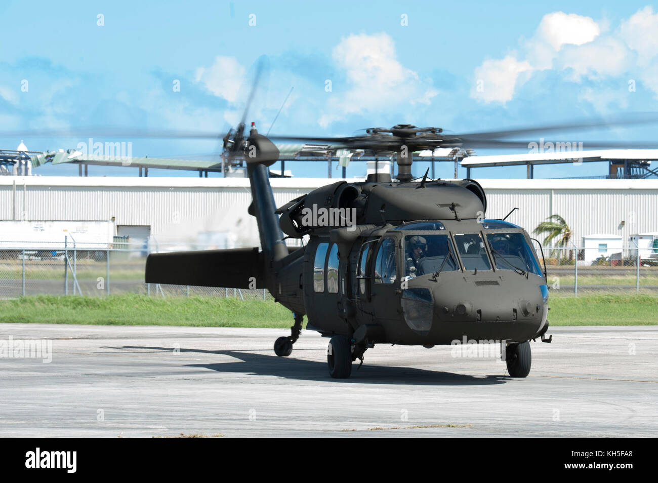 Un UH60 Blackhawk elicottero atterra a Puerto Rico Guardia Nazionale Aviazione esercito di meccanismo di sostegno a seguito di una consegna di cibo e acqua a Orocovis per la distribuzione alle aree interessate di Puerto Rico, Sett. 29, 2018. La Guardia Nazionale ha collaborato con FEMA e altri enti federali e statali per erogare 2 milioni di litri di acqua e 1 milioni di pasti per le aree interessate di Puerto Rico durante i 7 giorni seguenti l'uragano Maria. (U.S. Air National Guard photo by Staff Sgt. Michelle Y. Alvarez-Rea) Foto Stock