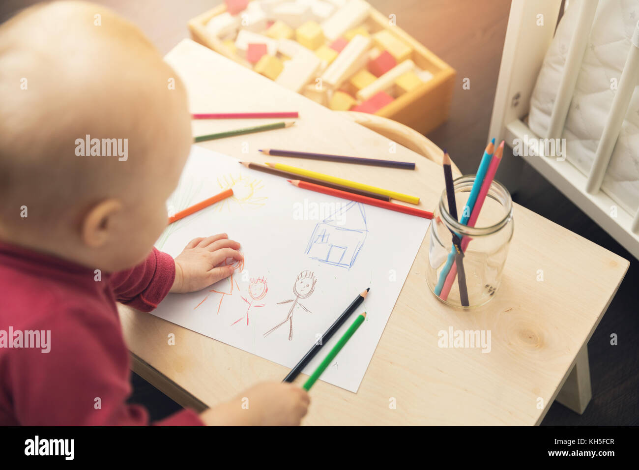 Disegno bambino foto di famiglia con matite colorate a casa Foto Stock