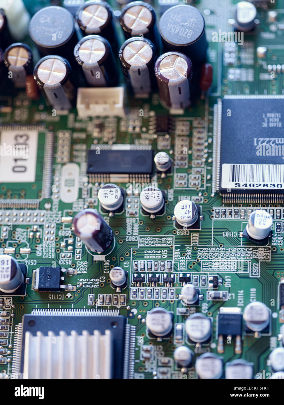 Microcircuito elettronico con microchip e condensatori presi closeup. Profondità di messa a fuoco. Foto Stock