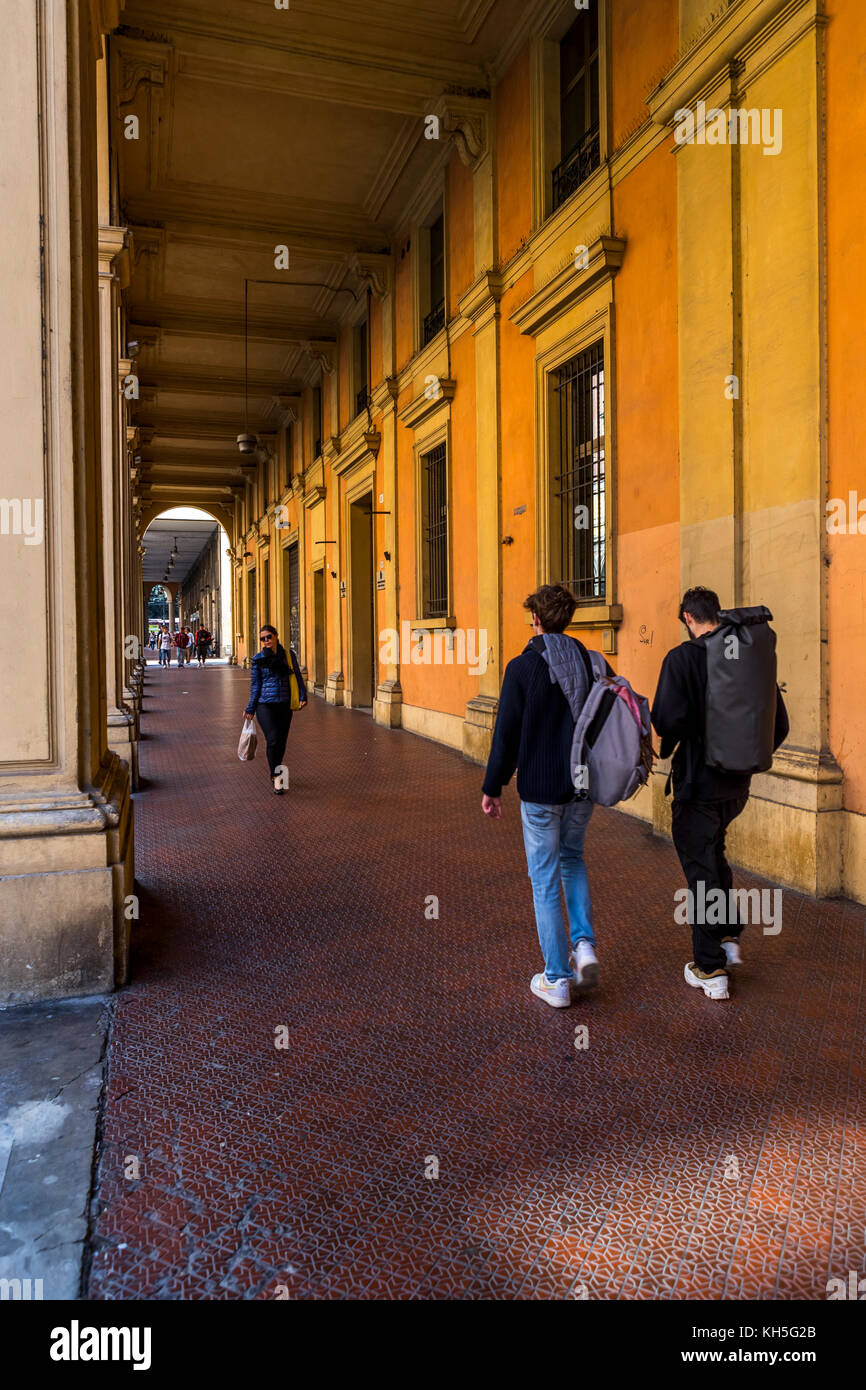 Gli amanti dello shopping godere il fresco della città portici,Bologna vita di città, Italia. Foto Stock