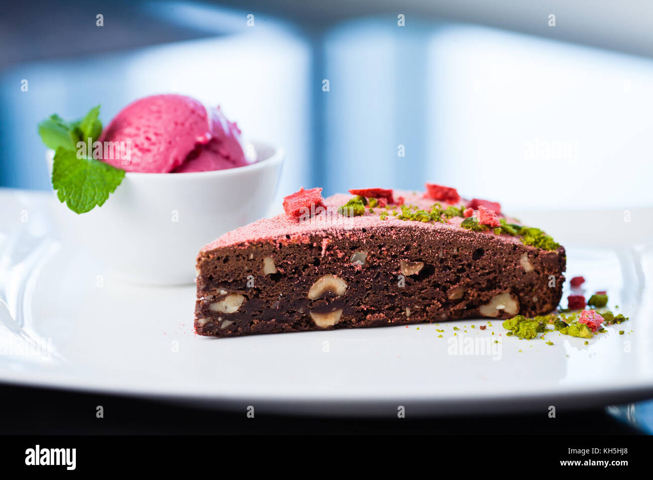 Brownie caldo torta con sorbetto di lampone su una piastra Foto Stock