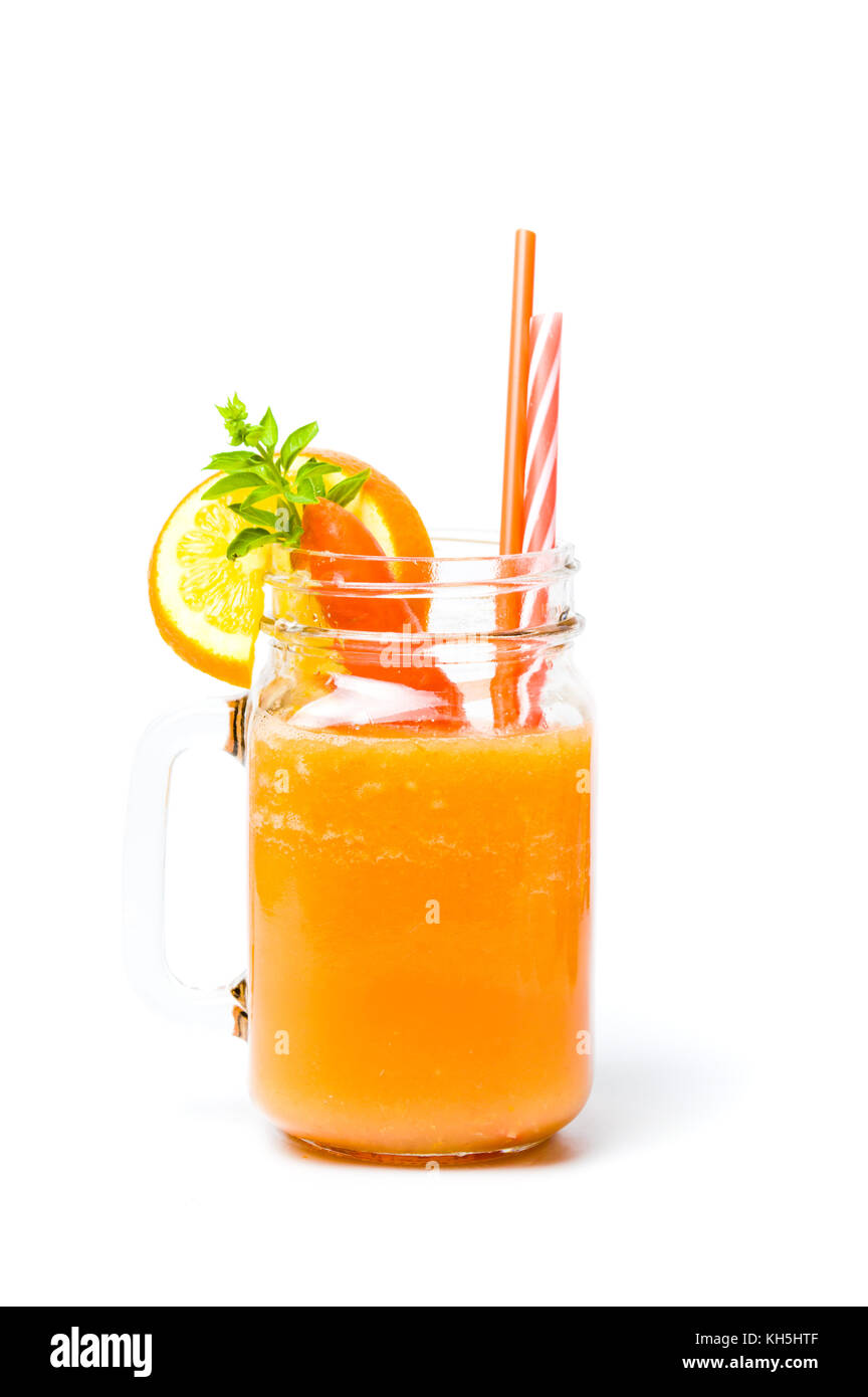 Carota sani e frullato di arancia in un vaso isolato Foto Stock