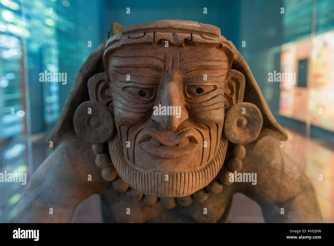 Messico Oaxaca, Huatulco. Copalita, Eco-Archeological Park, Copalita museo. Maya Olmeca & artefatti dal distretto di Oaxaca. Figura in ceramica. Foto Stock