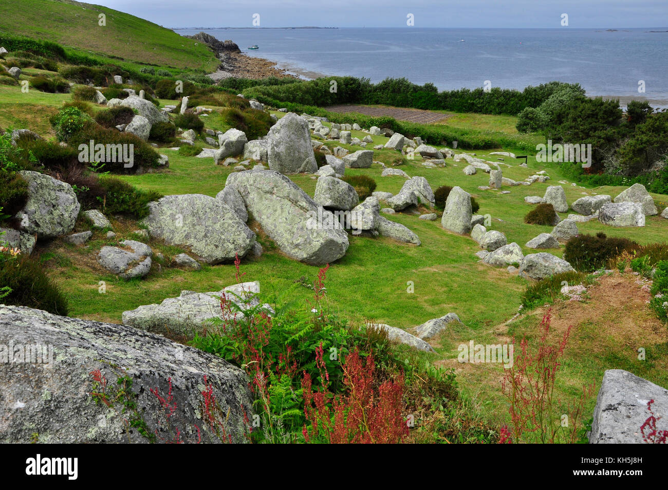 Halangy Giù antico villaggio, un'età del ferro a insediamento romano, Neolitico 2500BC, che si affaccia sul mare su St Mary's, Isole di Scilly, Cornovaglia, Regno Unito Foto Stock