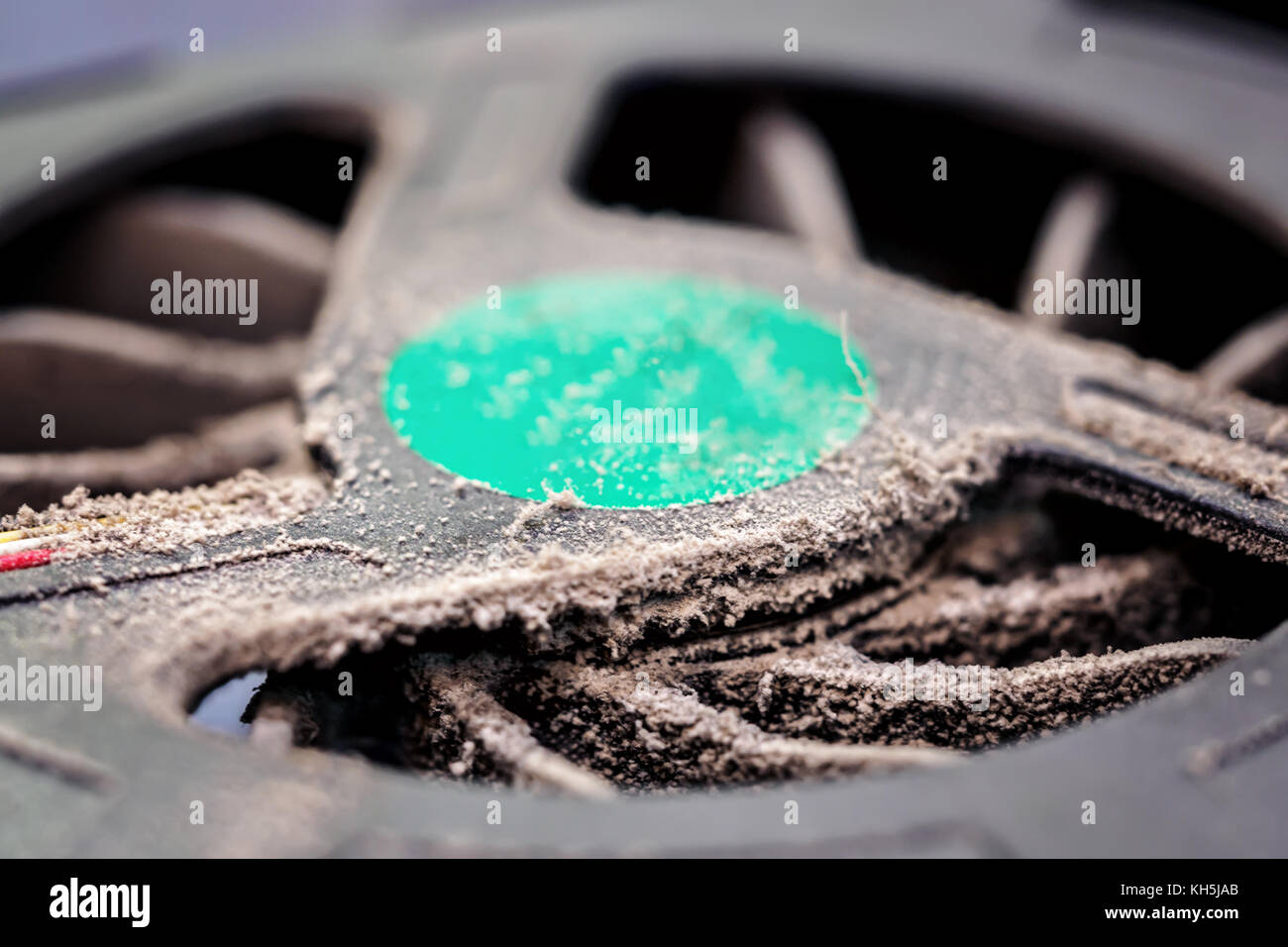 Radiatore sporco con la CPU e la ventola del pc o del computer portatile nella sede di servizio prima della riparazione Foto Stock