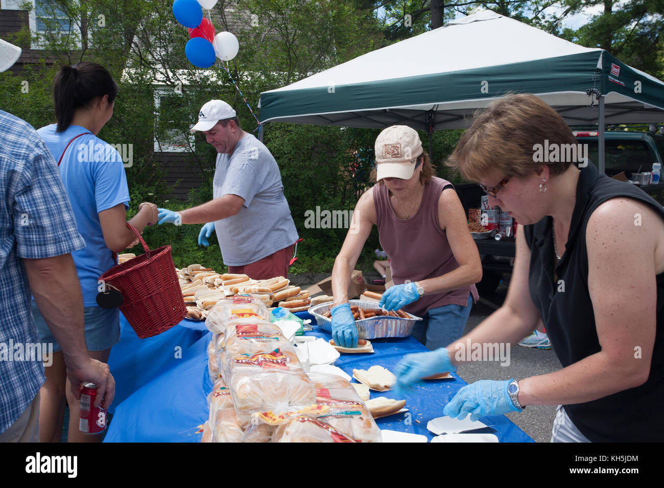 Preparare i lavoratori free hot dogs a quarto di luglio parade udienza a Williamstown nel Massachusetts. Foto Stock