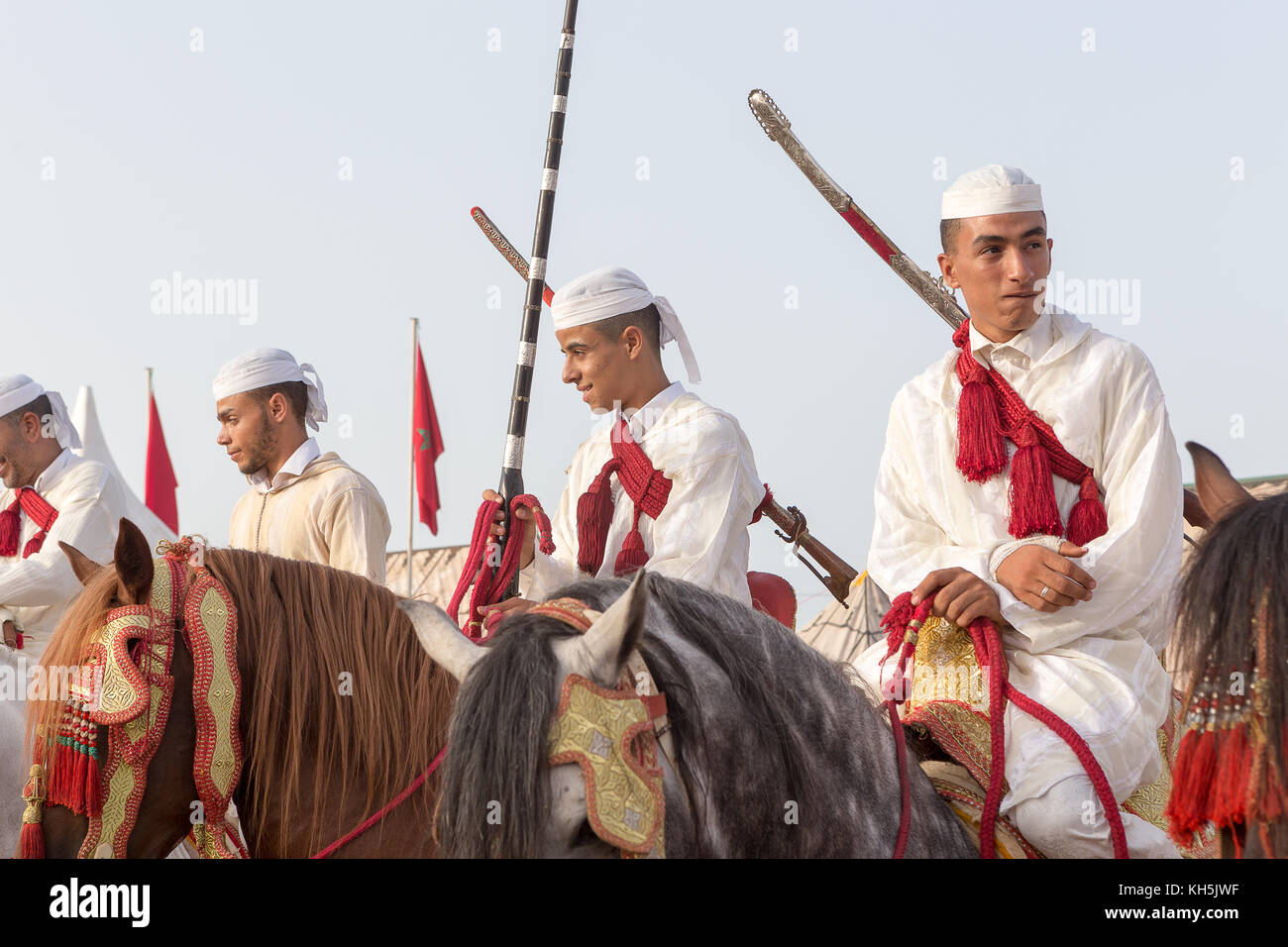 Fantasia è un tradizionale mostra di equitazione nel Maghreb eseguita durante le manifestazioni culturali e per chiudere magrebino festeggiamenti nuziali. Foto Stock