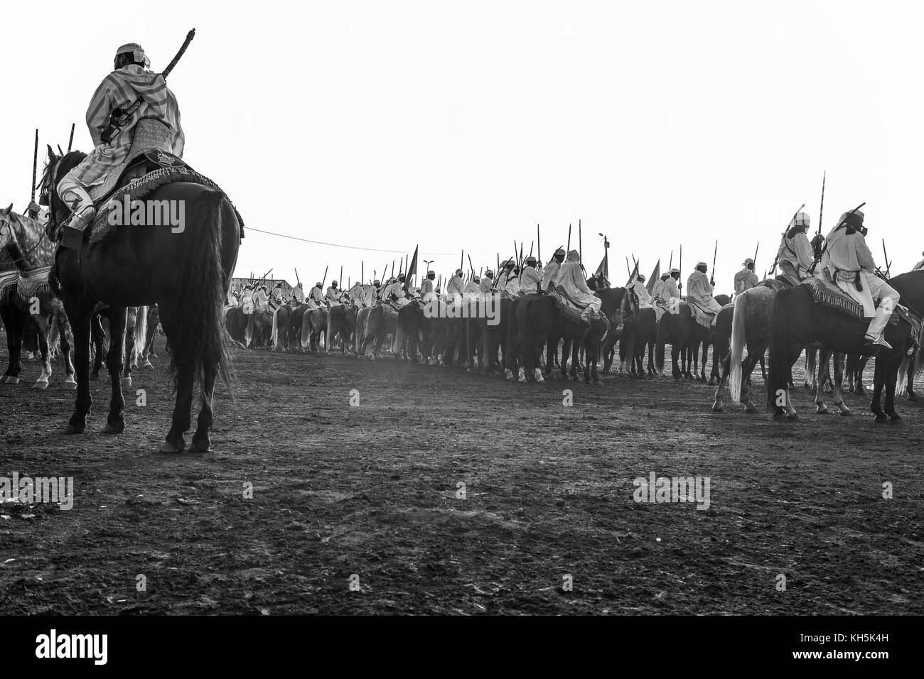 Fantasia è un tradizionale mostra di equitazione nel Maghreb eseguita durante le manifestazioni culturali e per chiudere magrebino festeggiamenti nuziali. Foto Stock