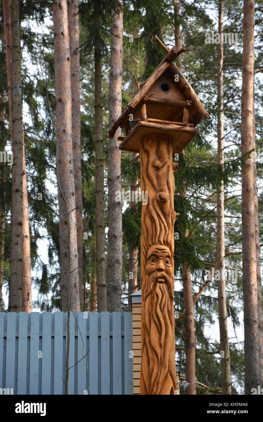 Divertente maschera di legno di abete il tronco di albero Foto Stock