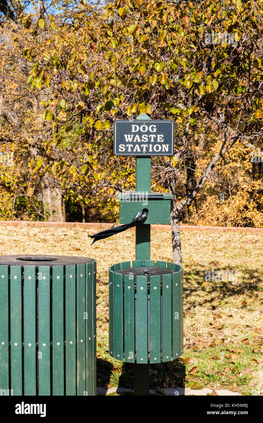 Un cane stazione dei rifiuti la fornitura di sacchetti di plastica e recepticle. Bluff Creek Trail, Bluff Creek Park, Oklahoma City, Oklahoma, Stati Uniti d'America. Foto Stock