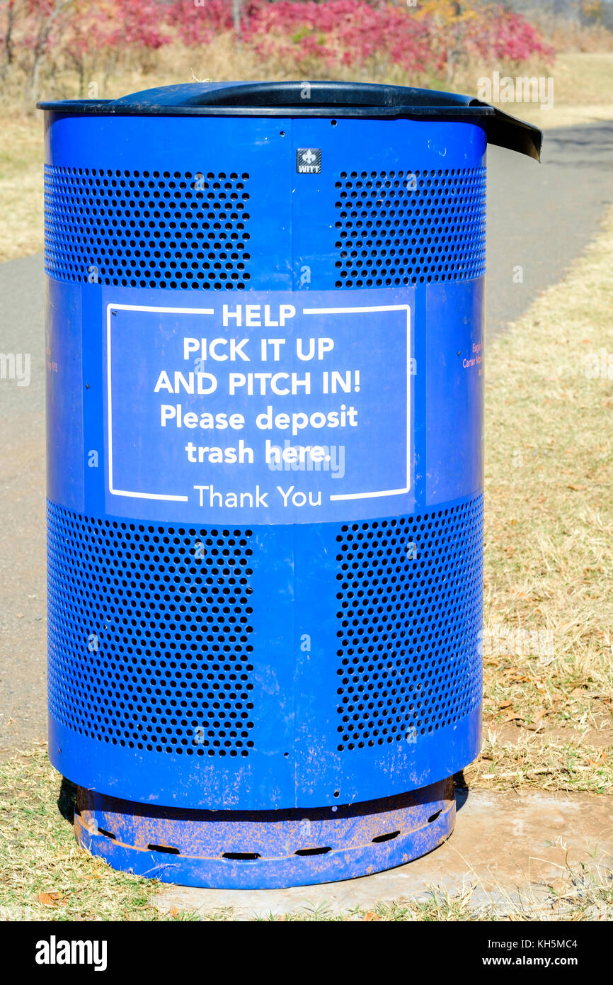 Un cestino recepticle con il messaggio a Bluff Creek Park, Bluff Creek Trail, nella città di Oklahoma, Oklahoma, Stati Uniti d'America. Foto Stock