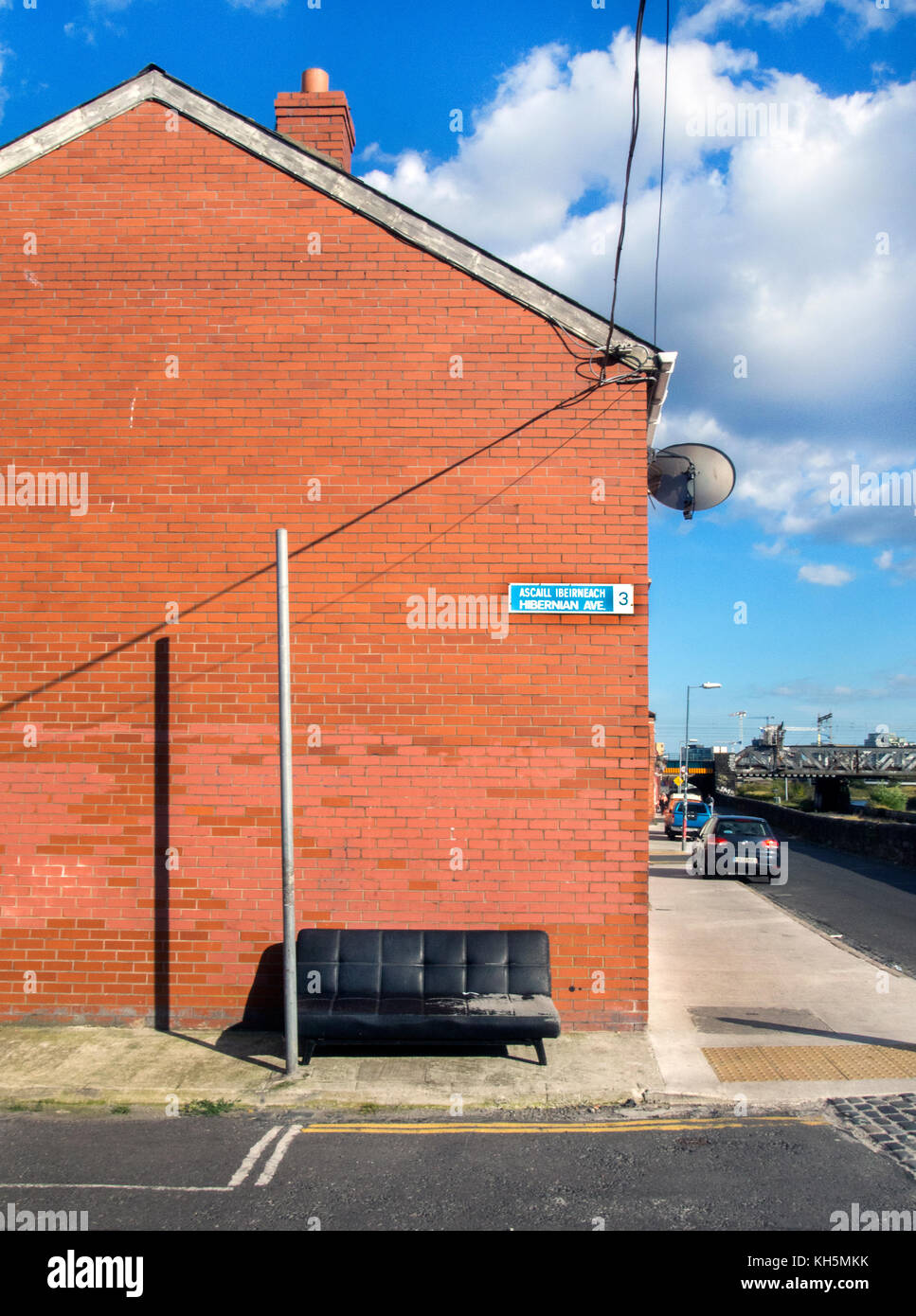DUBLINO, IRLANDA - AGOSTO 09 2017: Un divano a sinistra in un angolo di strada in una zona della classe operaia di Dublino, Irlanda Foto Stock