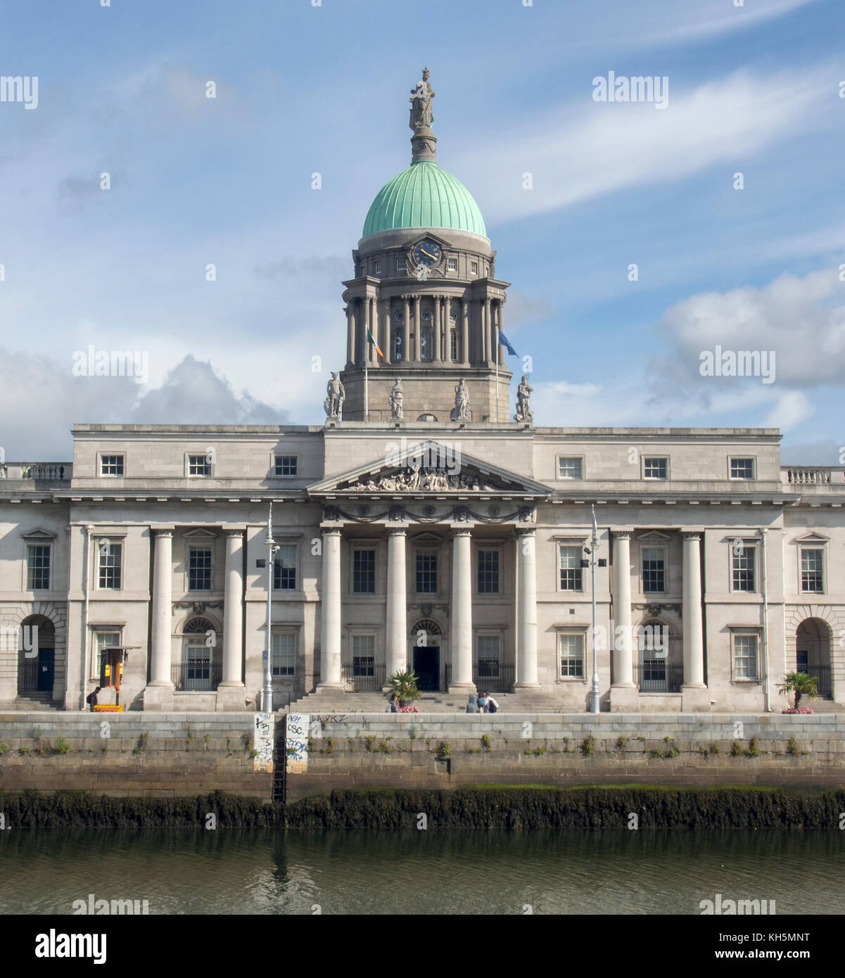 Dublino, Irlanda- 10 AGOSTO 2017: Il Customs House è un famoso punto di riferimento a Dublino. Questa fotografia è stata presa dall'altro lato del fiume Liffey Foto Stock