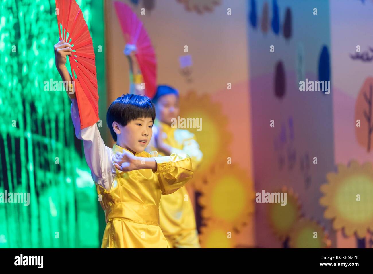 I giovani studenti di eseguire per u.s prima signora melania trump e madame peng liyuan durante una visita a banchang scuola elementare Novembre 9, 2017 a Pechino, in Cina. Foto Stock