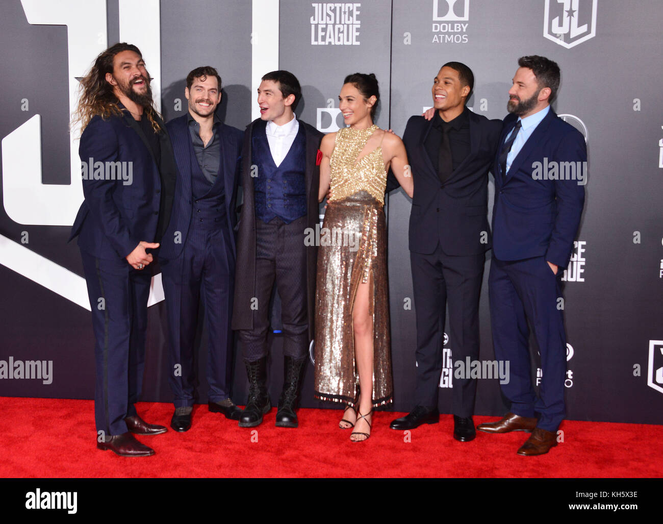 Los Angeles, Stati Uniti. 13 Nov 2017. Jason Momoa, Henry Cavill, Ezra Miller, attrice Gal Gadot e attori Ray Fisher e ben Affleck 054 partecipano alla prima di Warner Bros. Pictures' "Justice League" al Dolby Theatre il 13 novembre 2017 a Hollywood, California Credit: Tsuni/USA/Alamy Live News Foto Stock