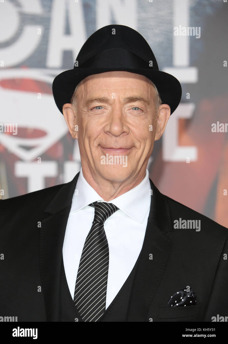Los ANGELES, CA - 13 NOVEMBRE: JK Simmons, al cinema della Justice League il 13 novembre 2017 presso il Dolby Theatre di Los Angeles, California. Credito: Faye Sadou/Mediapunch Foto Stock