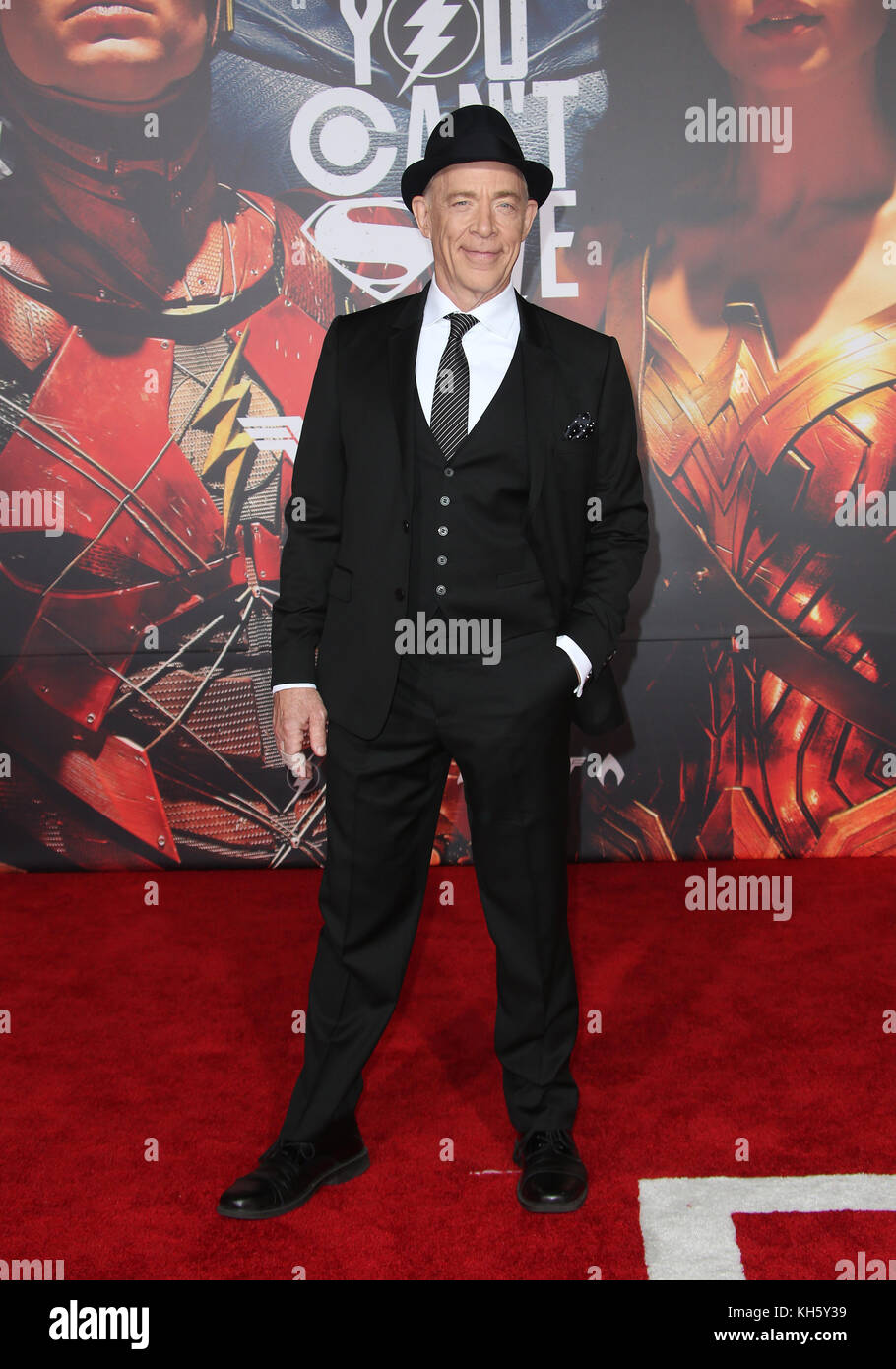 Los ANGELES, CA - 13 NOVEMBRE: JK Simmons, al cinema della Justice League il 13 novembre 2017 presso il Dolby Theatre di Los Angeles, California. Credito: Faye Sadou/Mediapunch Foto Stock