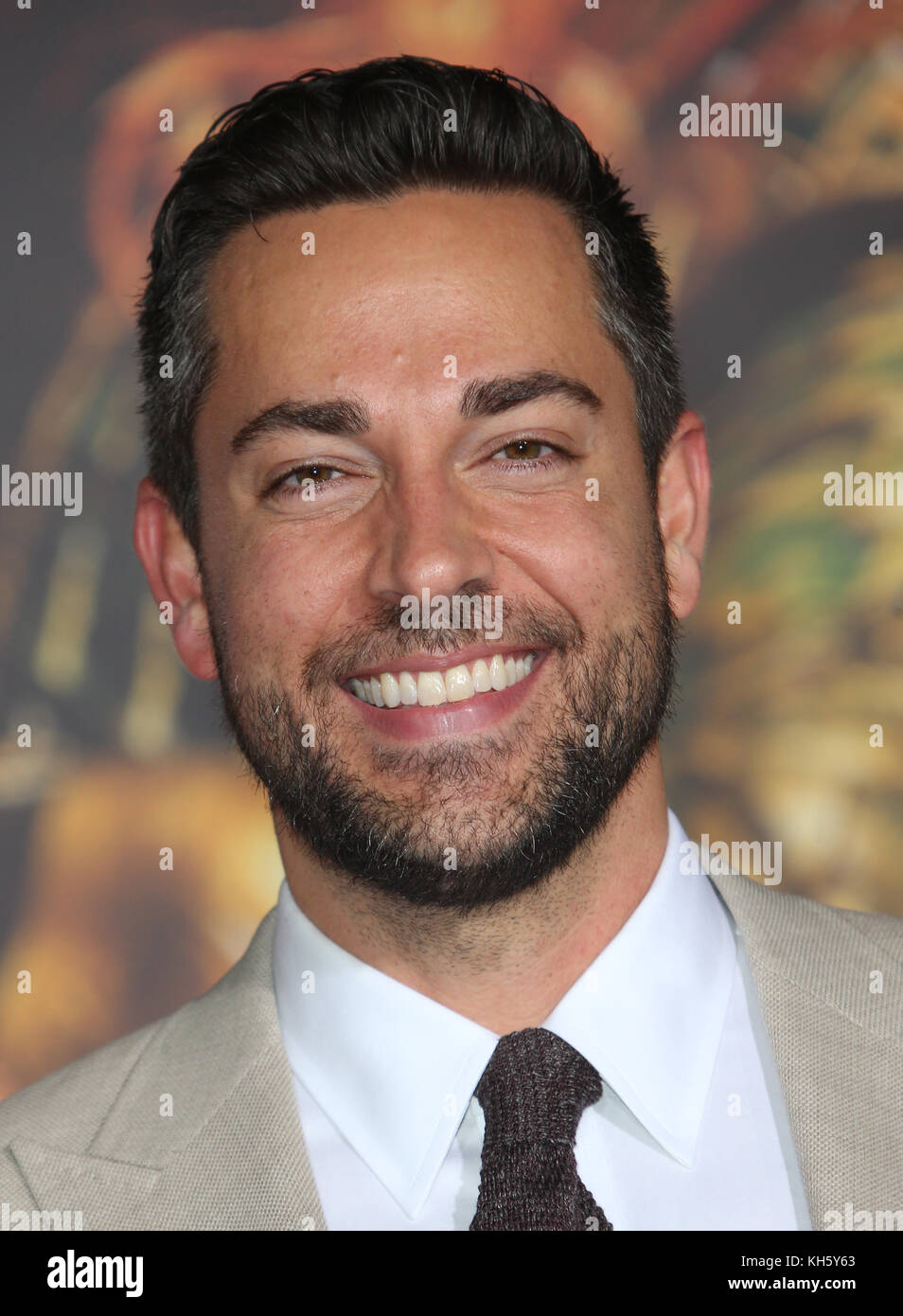 LOS ANGELES, CA - 13 novembre: Zachary Levi, presso la Justice League Premiere del film il 13 novembre 2017 presso il Dolby Theatre di Los Angeles, California. Credito: Faye Sadou/MediaPunch Foto Stock