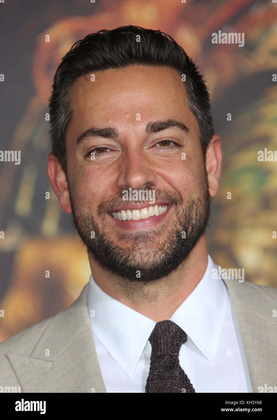 LOS ANGELES, CA - 13 novembre: Zachary Levi, presso la Justice League Premiere del film il 13 novembre 2017 presso il Dolby Theatre di Los Angeles, California. Credito: Faye Sadou/MediaPunch Foto Stock
