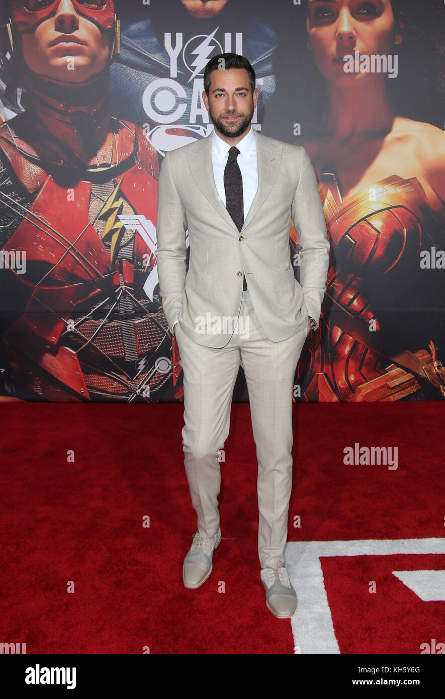 LOS ANGELES, CA - 13 novembre: Zachary Levi, presso la Justice League Premiere del film il 13 novembre 2017 presso il Dolby Theatre di Los Angeles, California. Credito: Faye Sadou/MediaPunch Foto Stock