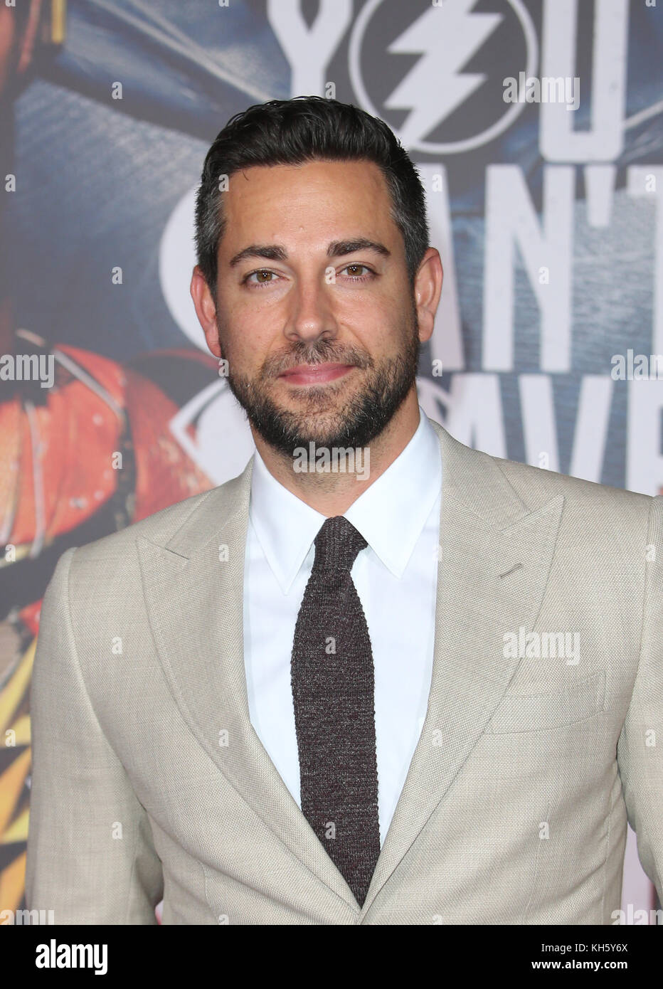 LOS ANGELES, CA - 13 novembre: Zachary Levi, presso la Justice League Premiere del film il 13 novembre 2017 presso il Dolby Theatre di Los Angeles, California. Credito: Faye Sadou/MediaPunch Foto Stock