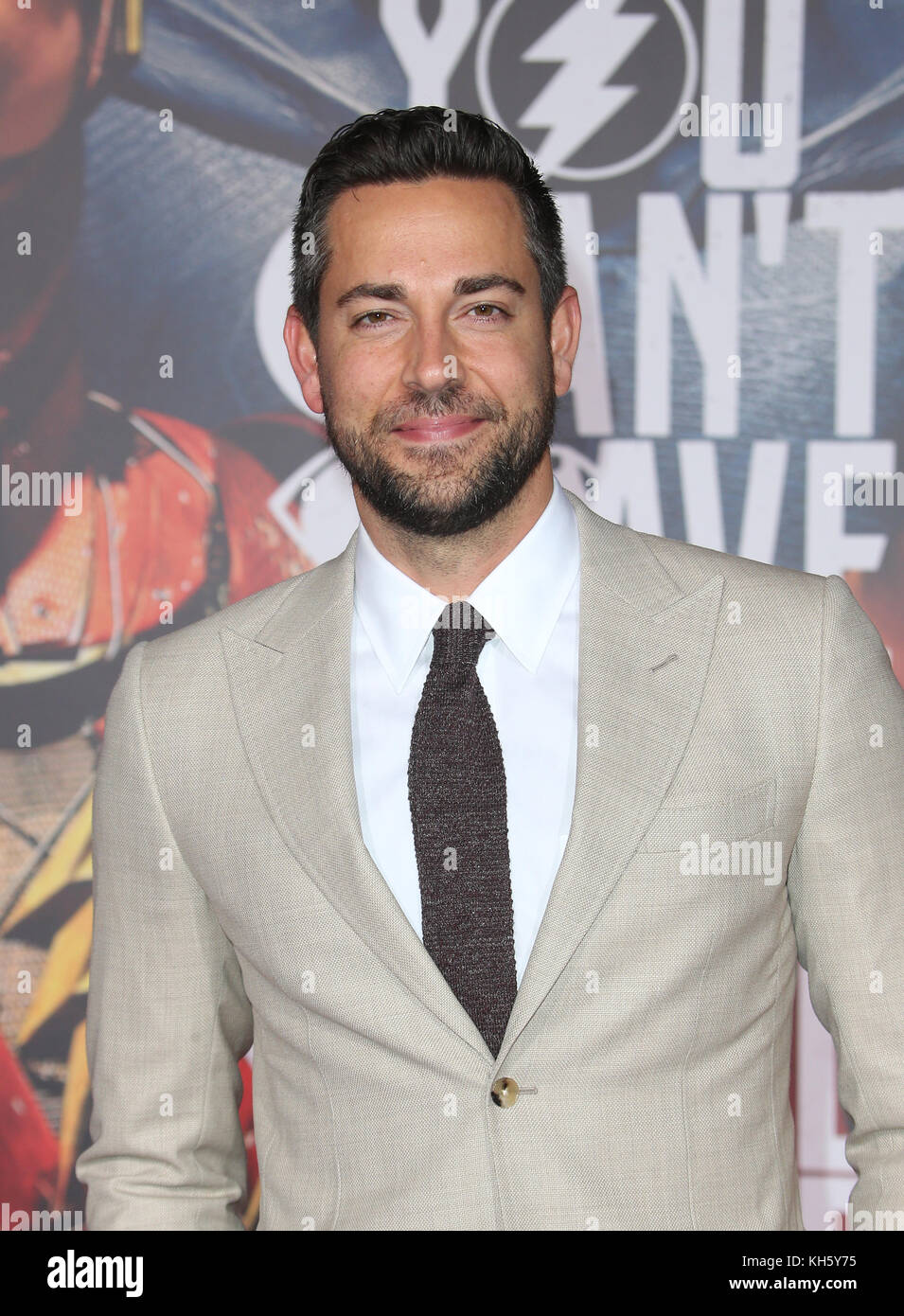 LOS ANGELES, CA - 13 novembre: Zachary Levi, presso la Justice League Premiere del film il 13 novembre 2017 presso il Dolby Theatre di Los Angeles, California. Credito: Faye Sadou/MediaPunch Foto Stock