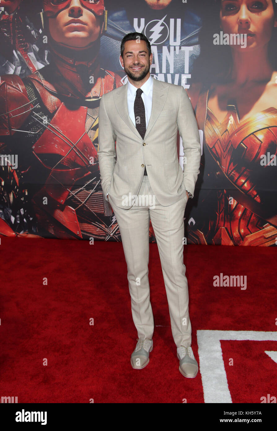 LOS ANGELES, CA - 13 novembre: Zachary Levi, presso la Justice League Premiere del film il 13 novembre 2017 presso il Dolby Theatre di Los Angeles, California. Credito: Faye Sadou/MediaPunch Foto Stock