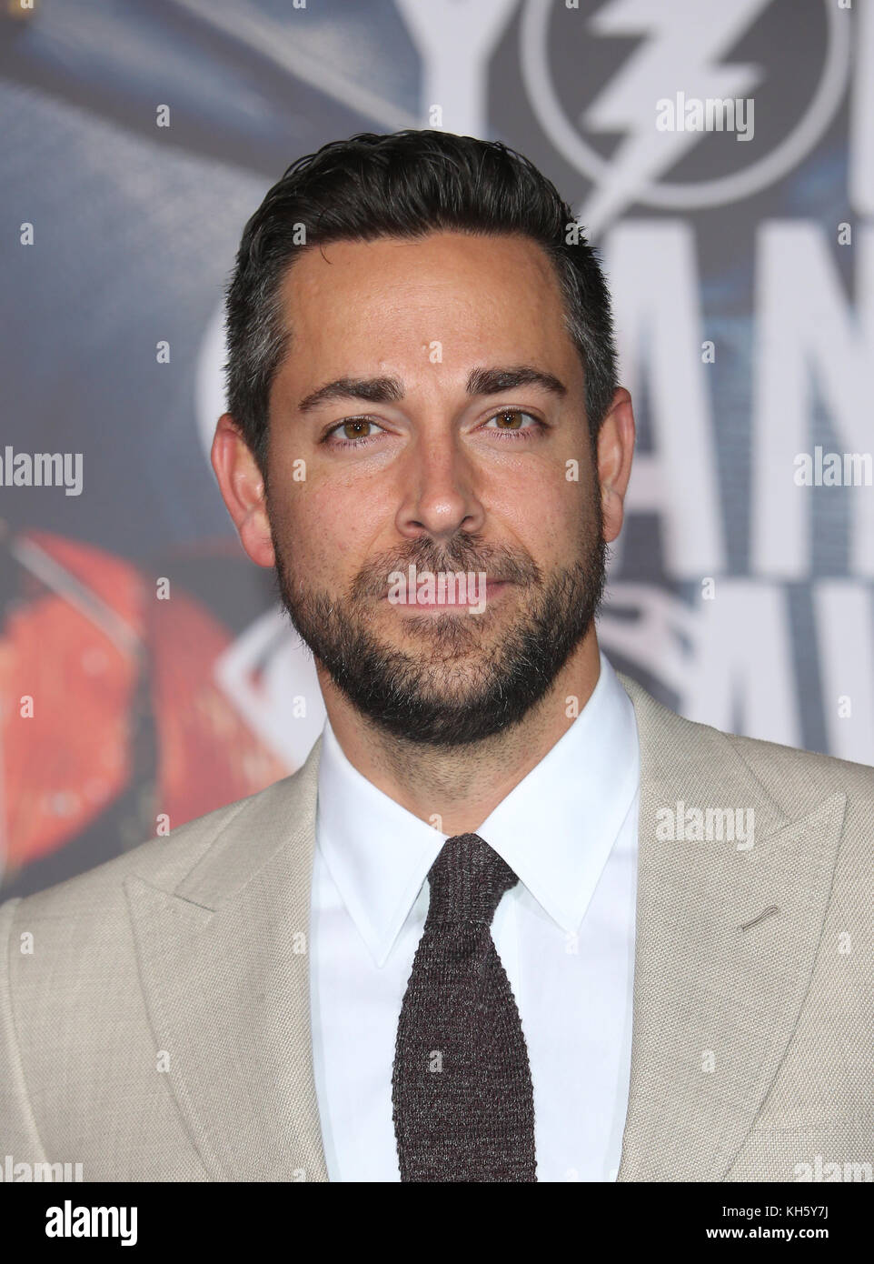 LOS ANGELES, CA - 13 novembre: Zachary Levi, presso la Justice League Premiere del film il 13 novembre 2017 presso il Dolby Theatre di Los Angeles, California. Credito: Faye Sadou/MediaPunch Foto Stock