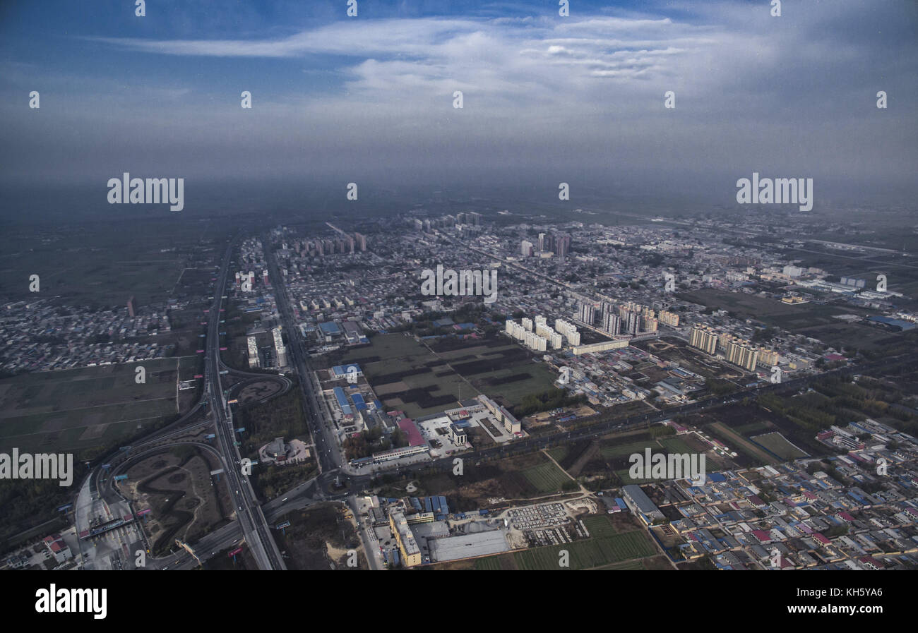 Baoding, Baoding, Cina. 14 novembre 2017. Baoding, CINA-14 novembre 2017: (SOLO PER USO EDITORIALE. CHINA OUT). La nuova area di Xiong'an è una nuova area a livello statale nell'area di Baoding, nello Hebei, in Cina. Fondata nell'aprile 2017, l'area si trova a circa 100 km a sud-ovest di Pechino. La sua funzione principale è quella di fungere da centro di sviluppo per il triangolo economico Pechino-Tianjin-Hebei (Jingjinji). Inoltre, le funzioni "non-core" della capitale cinese dovrebbero migrare qui, compresi gli uffici di alcune imprese statali, agenzie governative e strutture di ricerca e sviluppo. (Credito a me Foto Stock