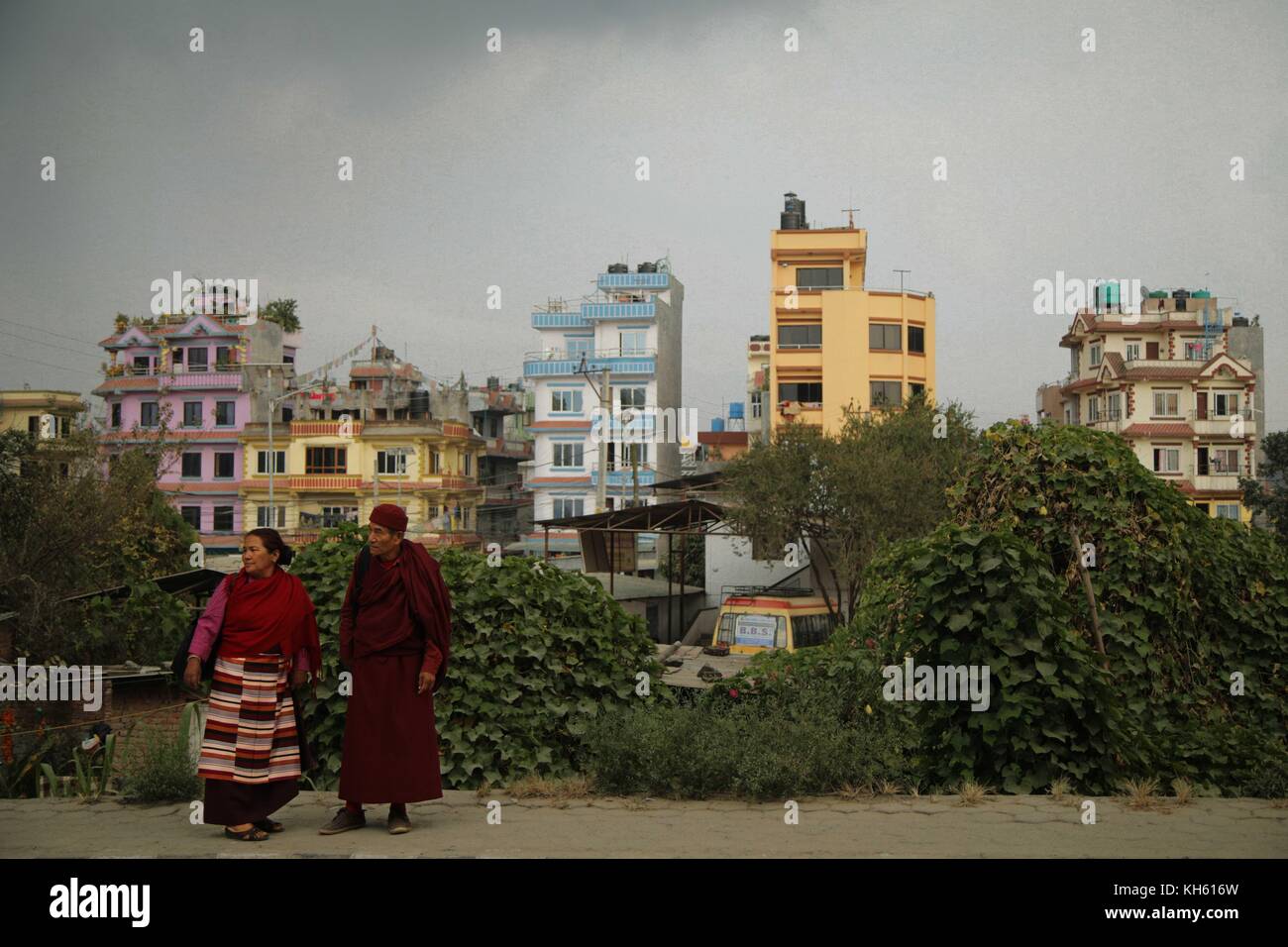 28 ottobre 2017 - Kathmandu, Nepal - due monaci che vogliono attraversare la strada prima che inizi la pioggia. (Immagine di credito: © Sarah Murray/Stumbleweeds via ZUMA Wire) Foto Stock