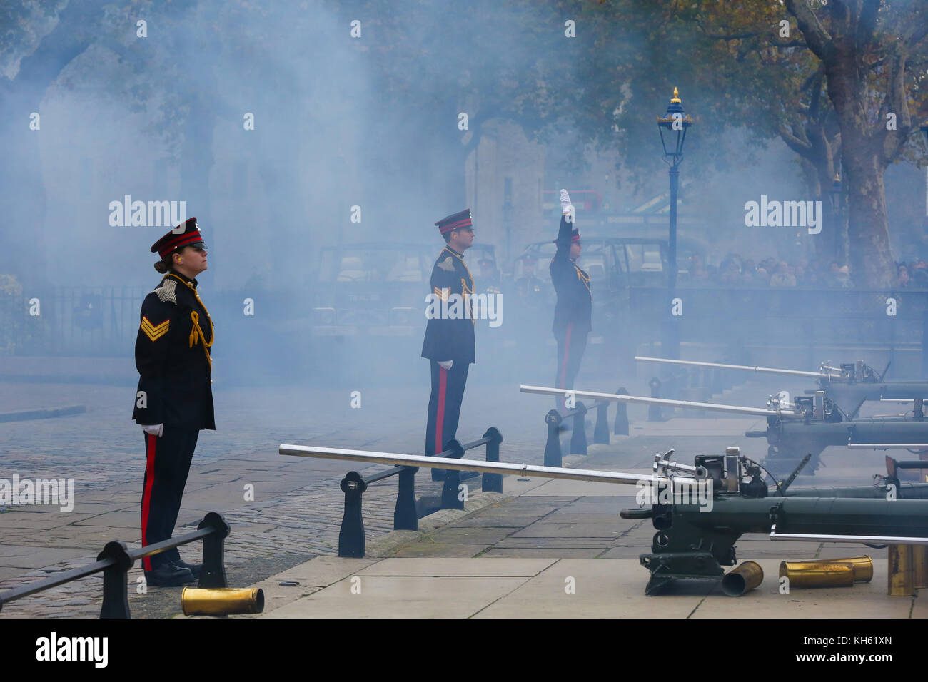 Torre di Londra Londra, Regno Unito. Xiv nov, 2017. in onore di Sua Altezza Reale il Principe di Galles la sessantanovesima compleanno, l'onorevole compagnia di artiglieria (HAC) incendi 62 saluta pistola a hm Tower of London. le pistole sono collocati sulla riva del fiume e si affaccia HMS Belfast. Tre l118 luce cerimoniale pistole, simile a quelli utilizzati operativamente negli ultimi anni in Afghanistan, sono utilizzati per sparare con la pistola 62 salute oltre il Tamigi. Credito: dinendra haria/alamy live news Foto Stock