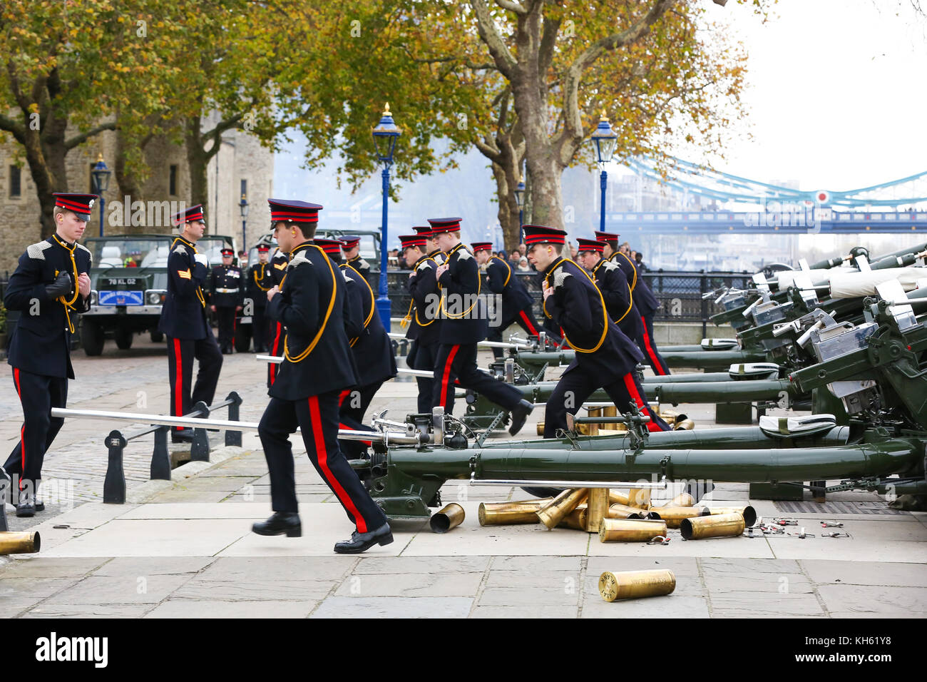 Torre di Londra Londra, Regno Unito. Xiv nov, 2017. in onore di Sua Altezza Reale il Principe di Galles la sessantanovesima compleanno, l'onorevole compagnia di artiglieria (HAC) incendi 62 saluta pistola a hm Tower of London. le pistole sono collocati sulla riva del fiume e si affaccia HMS Belfast. Tre l118 luce cerimoniale pistole, simile a quelli utilizzati operativamente negli ultimi anni in Afghanistan, sono utilizzati per sparare con la pistola 62 salute oltre il Tamigi. Credito: dinendra haria/alamy live news Foto Stock