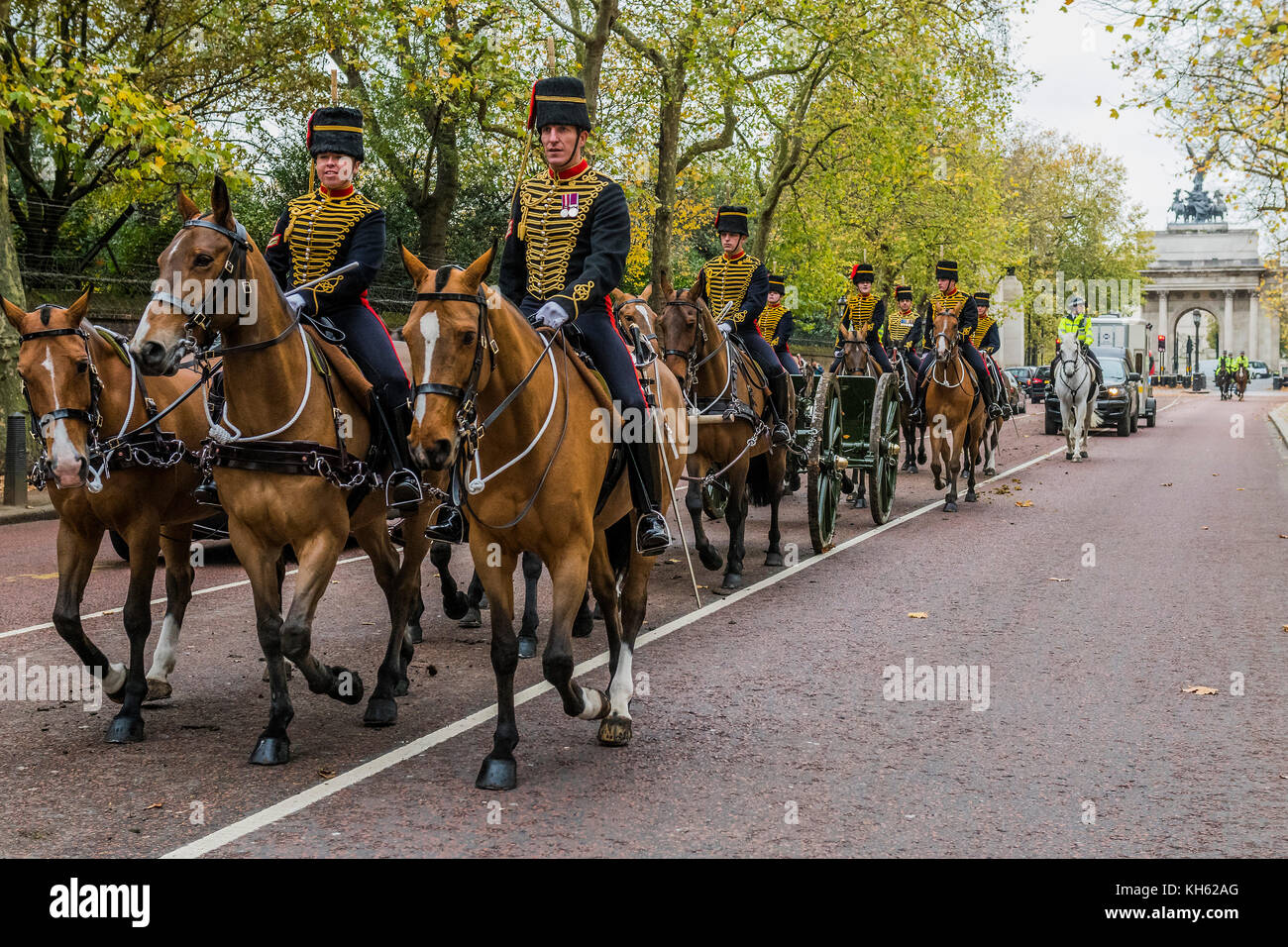 Il Re della truppa cavallo Royal Artillery (KTRHA), il cerimoniale di batteria a salve di sua maestà della casa divisione, fuoco un 41-gun Royal Salutate in onore di Sua Altezza Reale il Principe di Galles la sessantanovesima compleanno. 71 cavalli tirando sei prima guerra mondiale-Ser 13-pounder cannoni è entrato in azione da nel parco verso il basso fino a metà su Constitution Hill. Ciascuna delle pistole sparato vuoto turni di artiglieria a dieci secondi. Londra 14 Nov 2017 Foto Stock