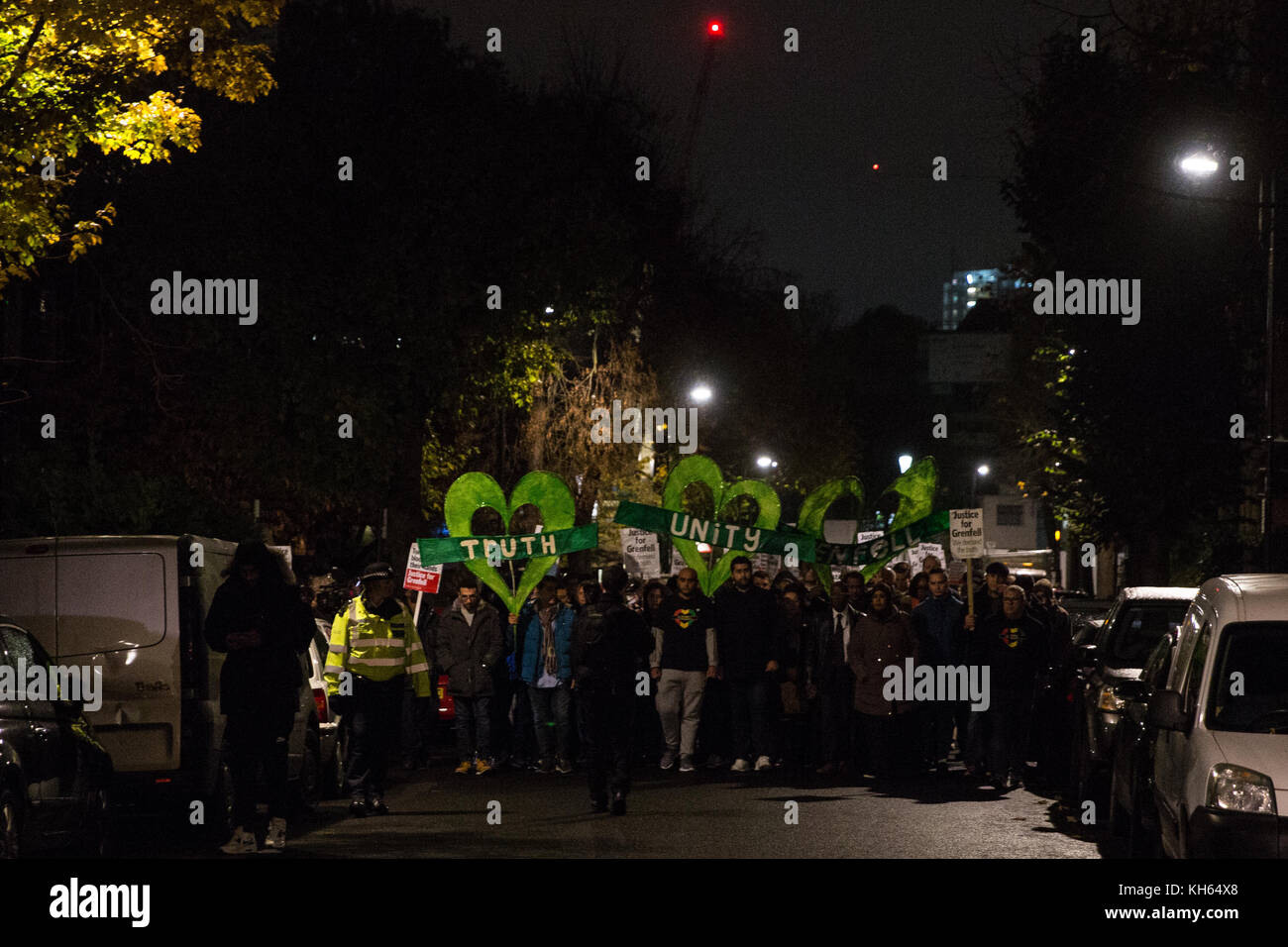 Londra, Regno Unito. Xiv nov, 2017. vittime grenfell famiglie, i tifosi e i residenti locali prendere parte in grenfell silent marzo a segnare cinque mesi poiché il fuoco alla grenfell blocco. Credito: mark kerrison/alamy live news Foto Stock