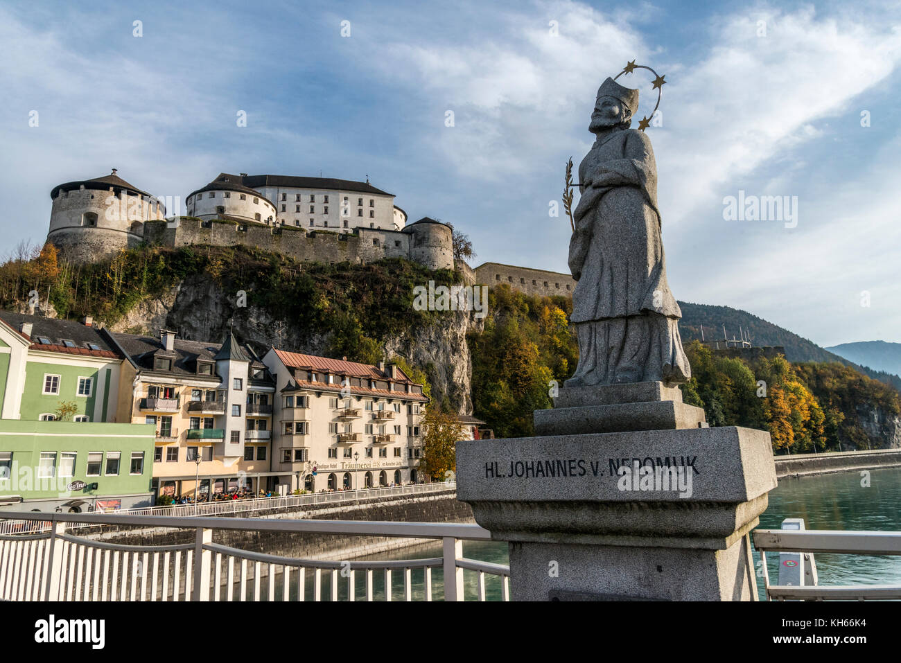 Scene di strada del fiume Inn e il Festung fortezza nella vecchia città medievale di kufstein sul confine del Tirolo austriaco e tedesco della Baviera. Foto Stock