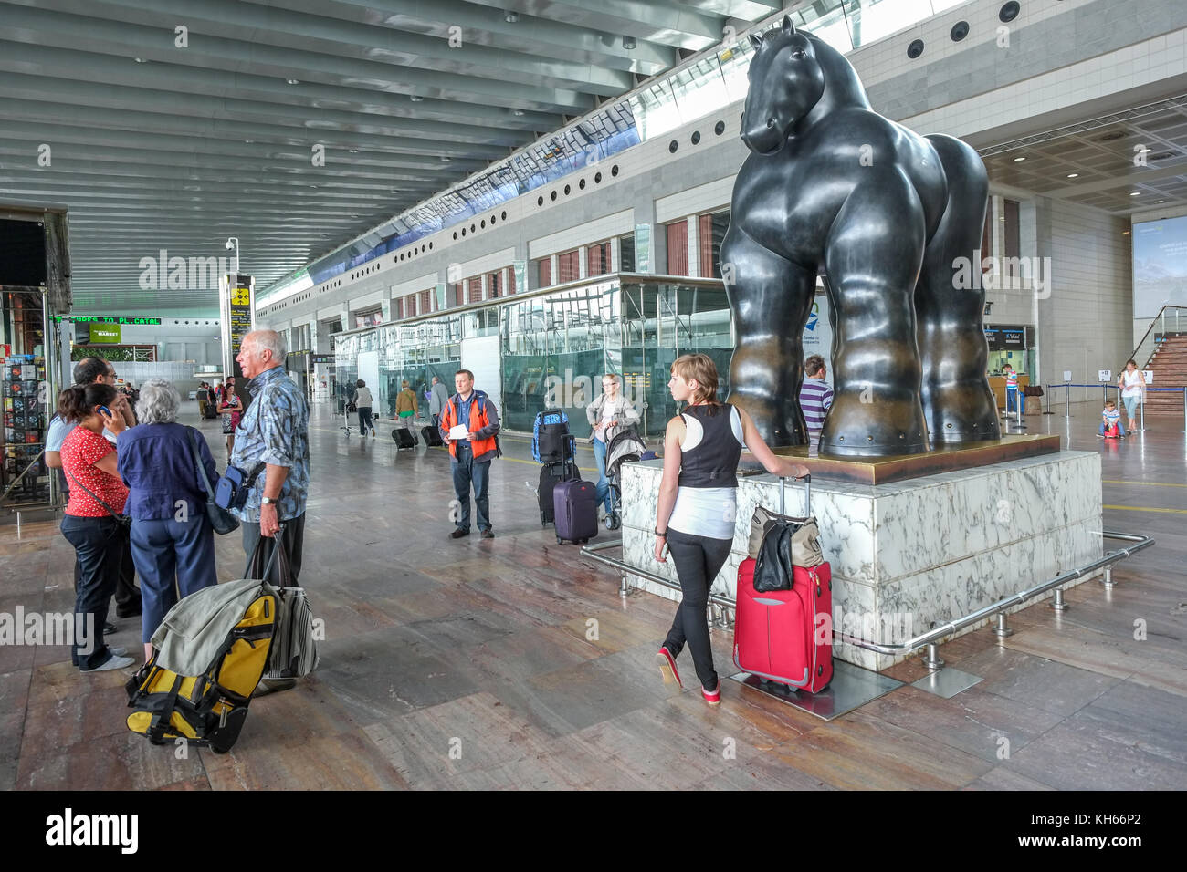 Cavallo nero scultura all'aeroporto di Barcellona El Prat sala partenze Foto Stock