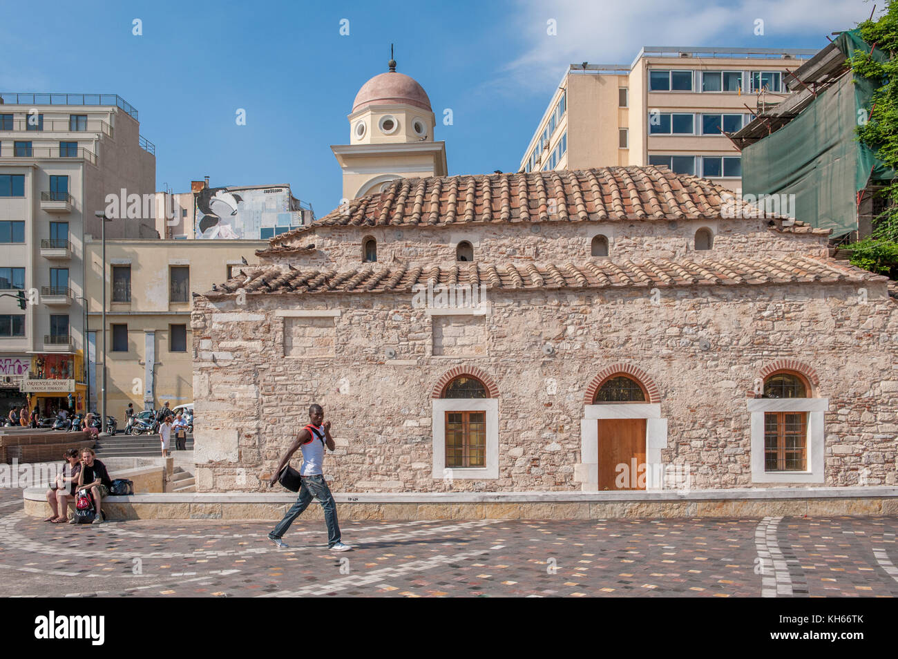 Monastiraki nella città vecchia di Atene, Grecia. Questo è un mercato delle pulci quartiere popolare con i turisti. pantanassa chiesa risale al X sec. Foto Stock